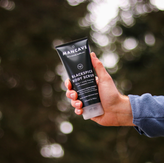 This premium men's body scrub combines natural exfoliants with an energizing black spice fragrance to elevate your shower routine.