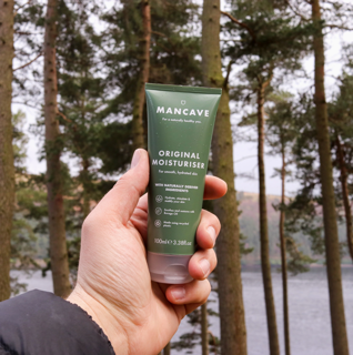 Mens Skincare - Caffeine Moisturiser Borage Oil & Shea Butter helps to hydrate the skin while Caffeine stimulates to reduce the appearance of fatigue. A perfect dad gift made from recycled plastics.